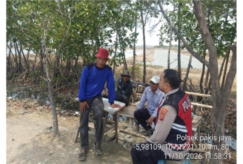 Sambangi Warga Penjaga Loket Wisata Tanjungpakis Bhabinkamtibmas Ajak Menjaga Keamanan Wilayah