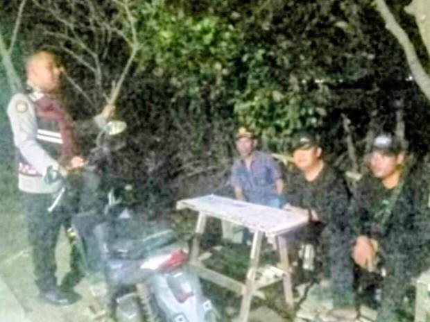 Sambangi Penjaga Loket Wisata Tanjungpakis Bhabinkamtibmas Ajak Menjaga Keamanan Wilayah