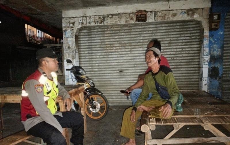Personil Polsek Tegalwaru Giat Sambangi Warga Loji Edukasi Waspada Aksi Kejahatan Pada Patroli Malam