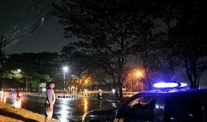 Patroli Subuh di Bundaran Kanzen, Polsek Klari Hadir Jaga Rasa Aman Warga