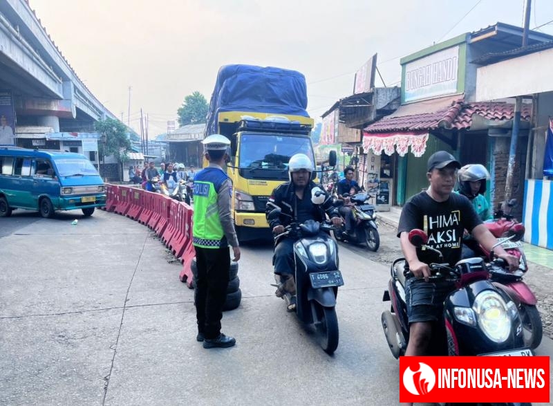 Personil Unit Lantas Polsek Cikampek Gatur Sore Cegah Kemacetan di Depan Pos Tiga