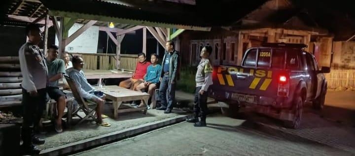 Patroli Dialogis Po?sek Jatisari Sambang Warga Dusun Bambuiken Sedang Ronda Malam