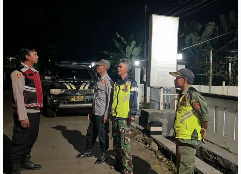 Jaga Kamtibmas! Anggota Polsek Pangkalan Gelar Patroli Perintis, Sasar Linmas Kantor Desa Cintaasih