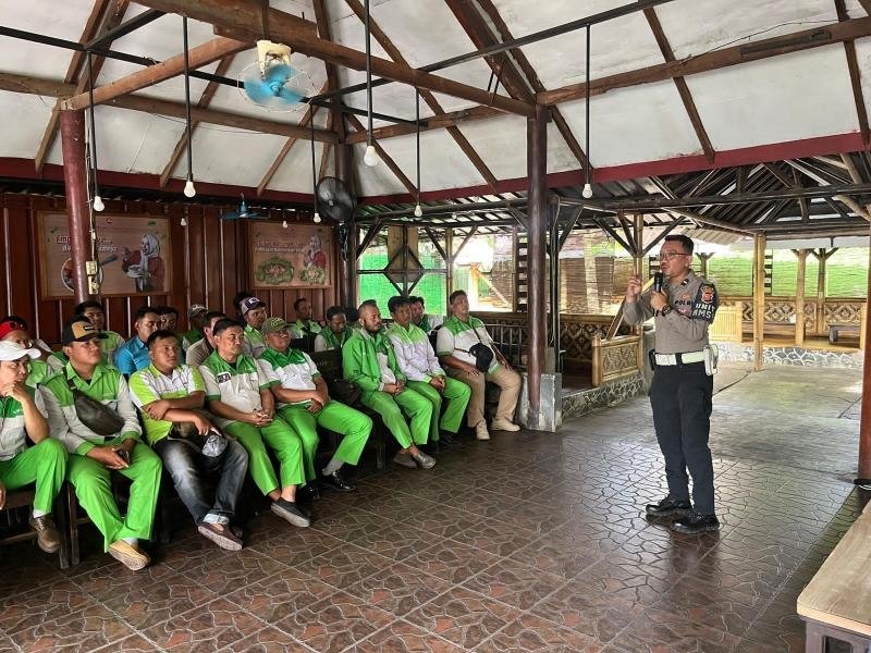 Satlantas Polres Karawang Lakukan Sosialisasi Safety Driving Kepada Sopir Bus PO Cahaya Trans