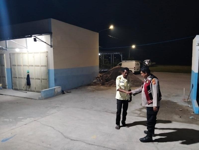 Upaya Anggota Polsek Batujaya laksanakan Patroli Prekat dalam rangka Antisipasi Kenakalan Remaja pada malam hari