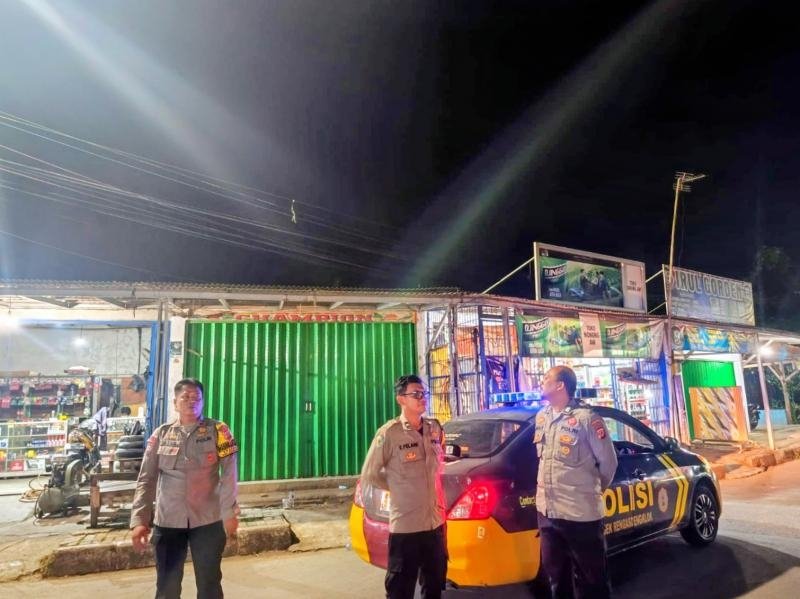 Patroli Prekat Malam Hari, Polsek Rengasdengklok Polres Karawang Menyasar Jalan raya Kutagandok