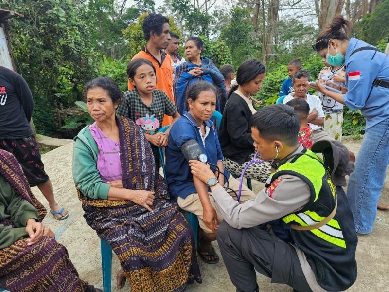 Biddokkes dan Brimob Polda NTB Bergerak di Ende, Yankes Digelar dan 550 Porsi Makan Dibagikan