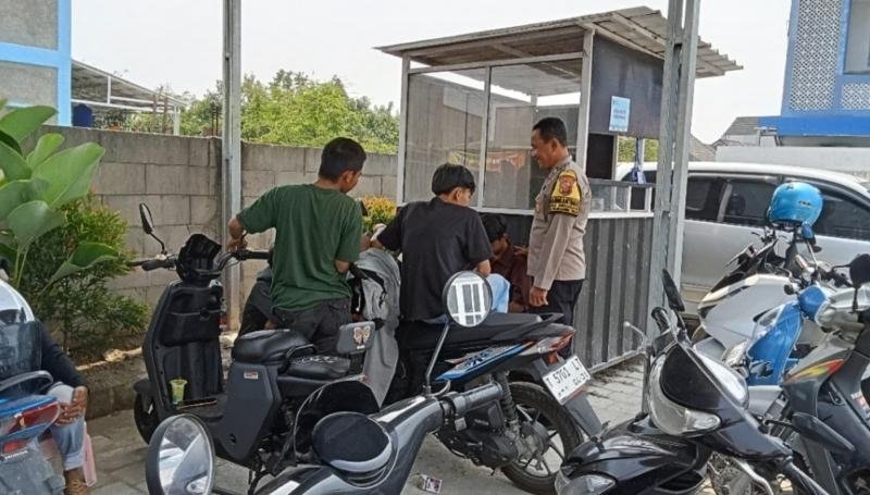 Potret Humanis, Bhabinkamtibmas Desa Sirnabaya Ngawangkong Bersama Warga Dusun Babakan