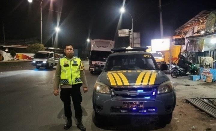 Personil Polsek Klari Melaksanakan Patroli Presisi di area Lampu Merah Karawang Timur