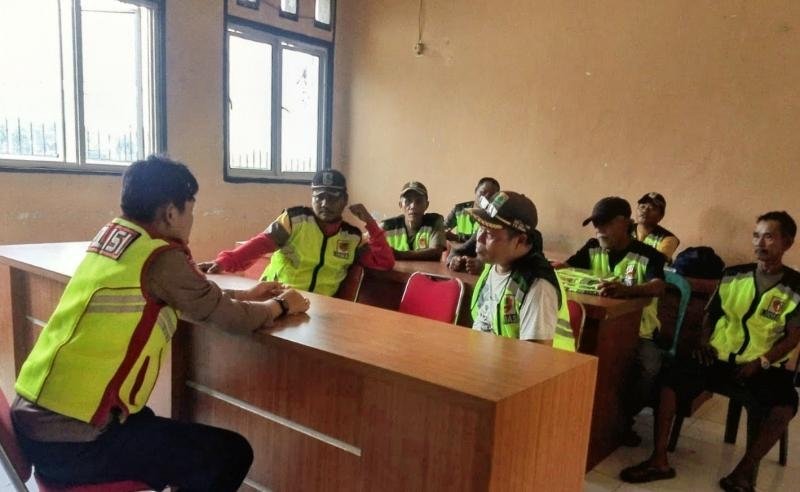Giat PAM Swakarsa kepada Anggota Linmas Desa Srijaya Kecamatan Tirtajaya