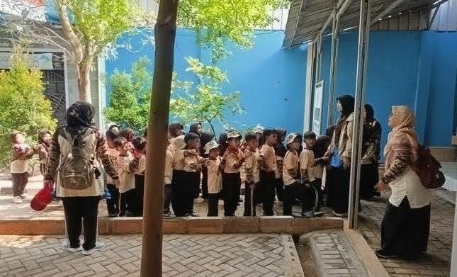 Keceriaan Anak-anak PAUD Nurul Hikmah Saat Mengenal Kantor Desa dan BPD Pangulah Utara