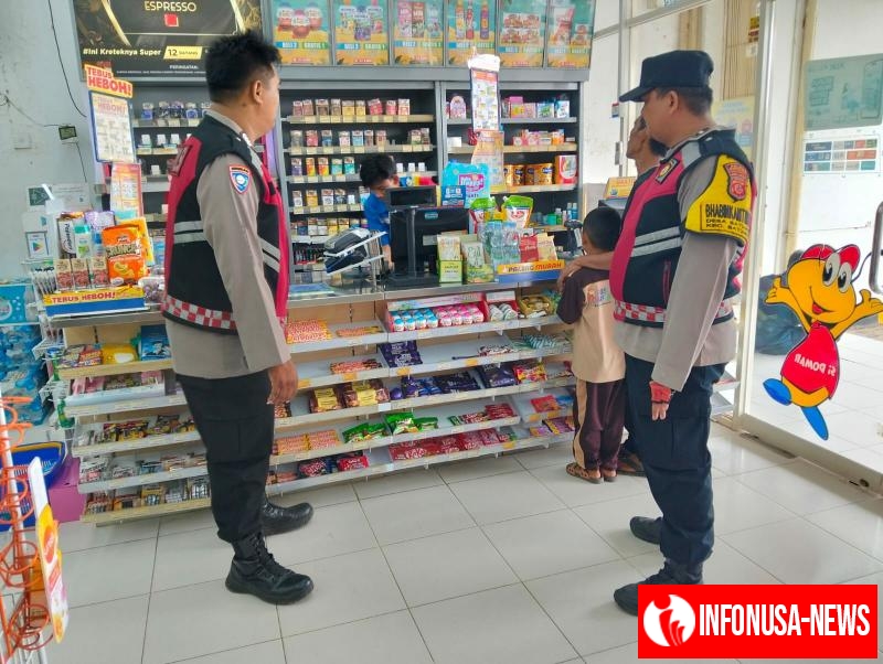 Anggota Polsek Batujaya Tingkatkan Patroli Prekat guna Ciptakan Keamanan di Minimarket di siang hari