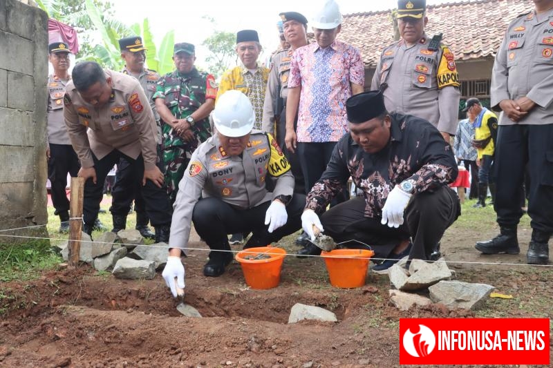 Kapolres Subang Lakukan Peletakan Batu Pertama Program Rutilahu untuk Ibu Amah di Desa Kadawung