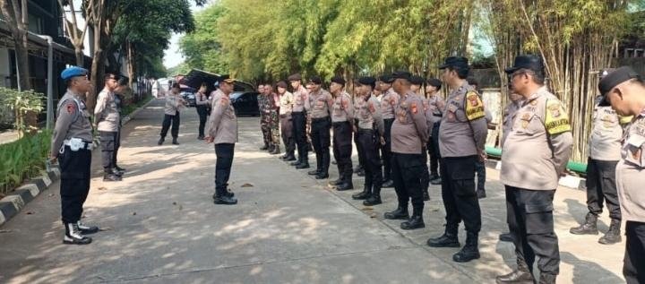 Kapolsek Klari Pimpin Apel dan Pengamanan Kunjungan Kerja Pemdes Sumurkondang ke PT Multi Indo Mandiri