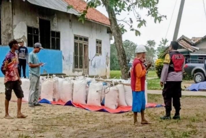 Prekat Polsek Banyusari Giat Patroli Gudang Beras Antisipasi Kejahatan