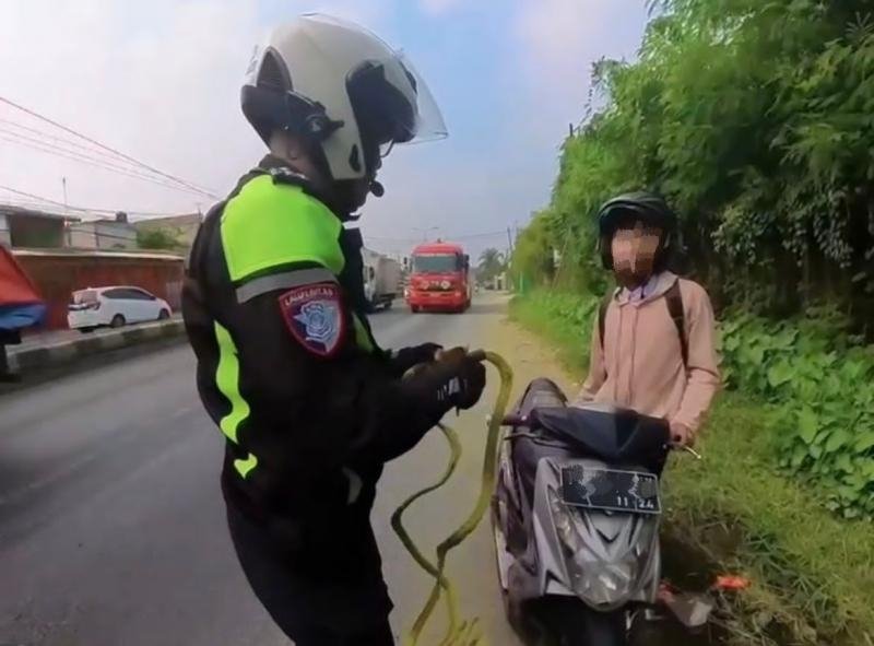 Satlantas Polres Karawang Gelar Patroli Simpatik di Jalan Raya, Gaungkan Kepatuhan Disiplin Berkendara