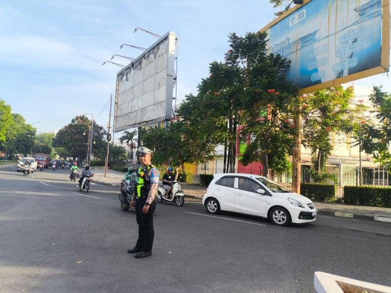 Satlantas Polres Karawang Tingkatkan Gatur Lalin di Jalan Raya Guna Tercipta Kamseltibcarlantas