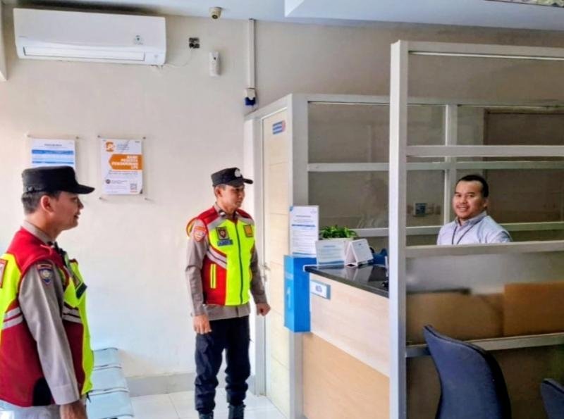 Personil Polsek Tegalwaru Sambangi Kantor BJB Loji dan Imbau Waspada Saat Patroli Siang