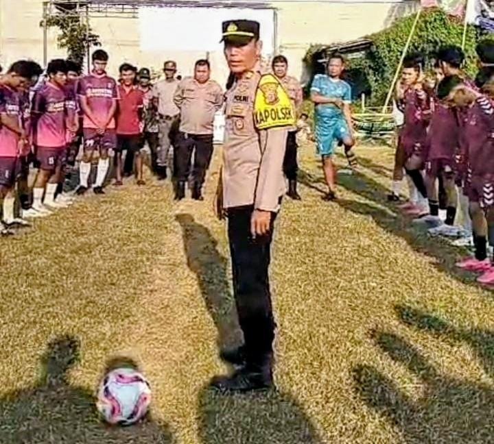 Kapolsek Banyusari Bersama Anggota Ciptakan Rasa Aman di Acara Perlombaan Sepak Bola Desa Cicinde Utara
