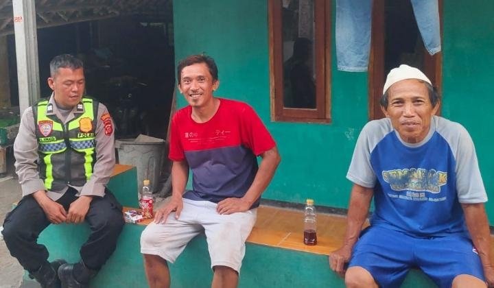 Bhabinkamtibmas Polsek Klari Patroli Sapa Warga, Lakukan Pendataan Warga Produktif yang Belum Mendapatkan Pekerjaan
