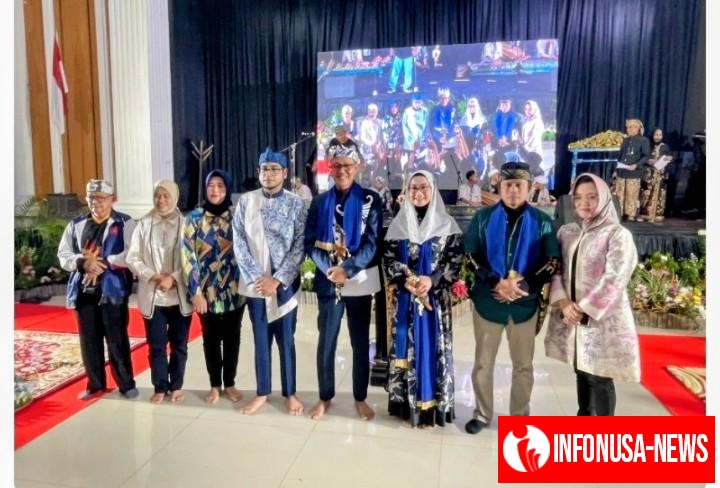 Wali Kota Sukabumi Ayep Zaki & Anggota Komisi I DPR RI Dessy Ratnasari Dikukuhkan Sebagai Bapa Jeung Indung Budaya