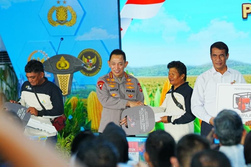 Panen Raya Jagung di Bekasi, Kapolri Salurkan Alsintan dan Sembako untuk Kelompok Tani dan Masyarakat