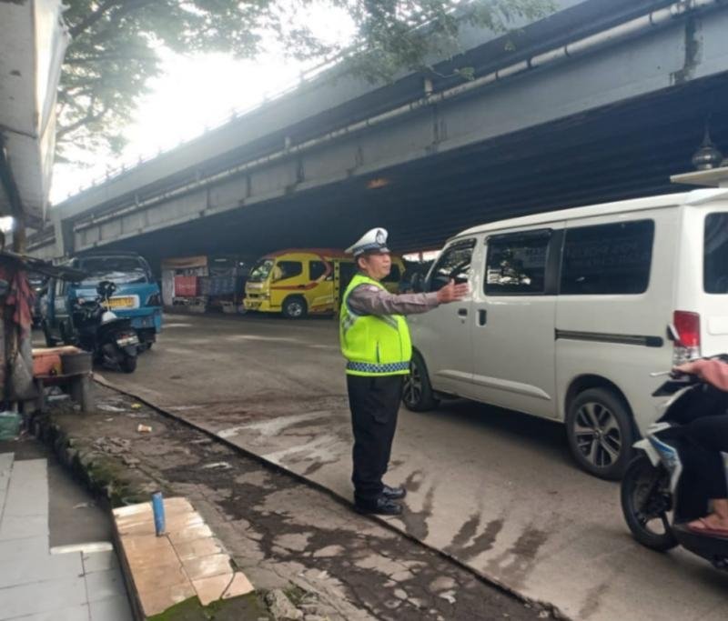 Aiptu Tarjono Gatur Pagi Didepan Pos Tiga Cikampek Cegah Kemacetan di Bawah Fly Over Cikampek