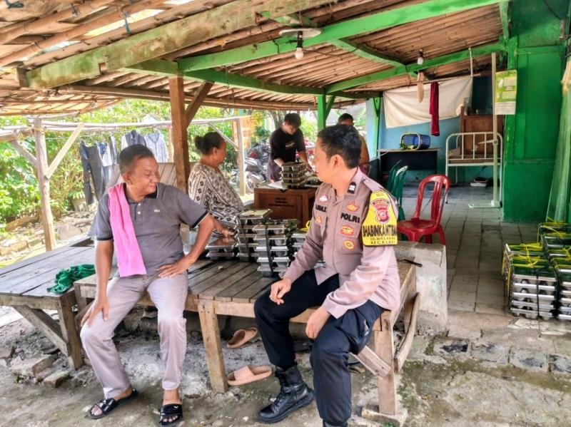 Bhabinkamtibmas Polsek Klari Patroli Humanis, Sambang Warga Dusun Manggabesar