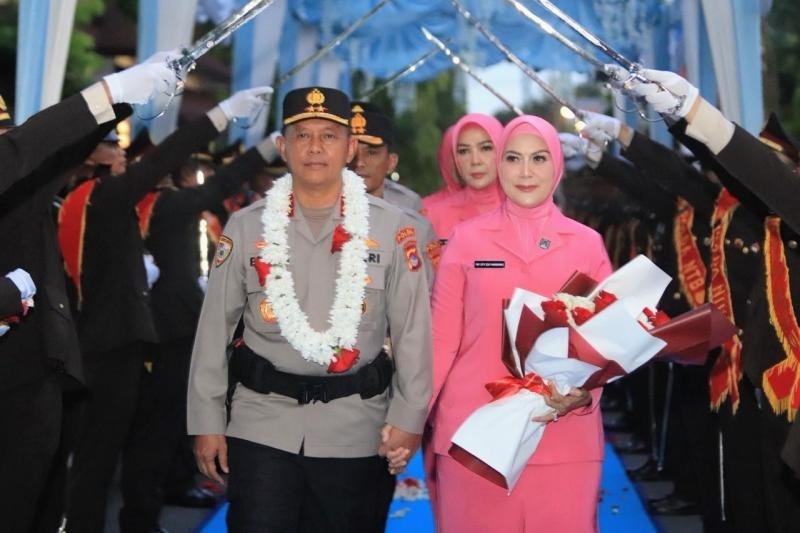 ESTAFET KEPEMIMPINAN POLDA NTB: IRJEN POL KALINGGA RENDRA RAHARJA RESMI TERIMA PATAKA POLDA NTB DARI IRJEN POL EDY MURBOWO