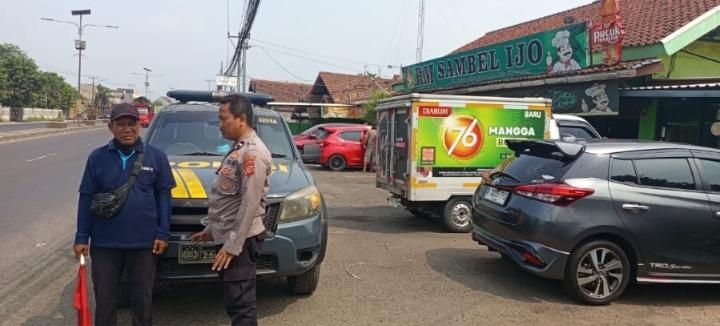 Patroli Polsek Jatisari Sambangi Juru Parkir Rumah Makan Sambal Ijo, Sampaikan Pesan Kamtibmas
