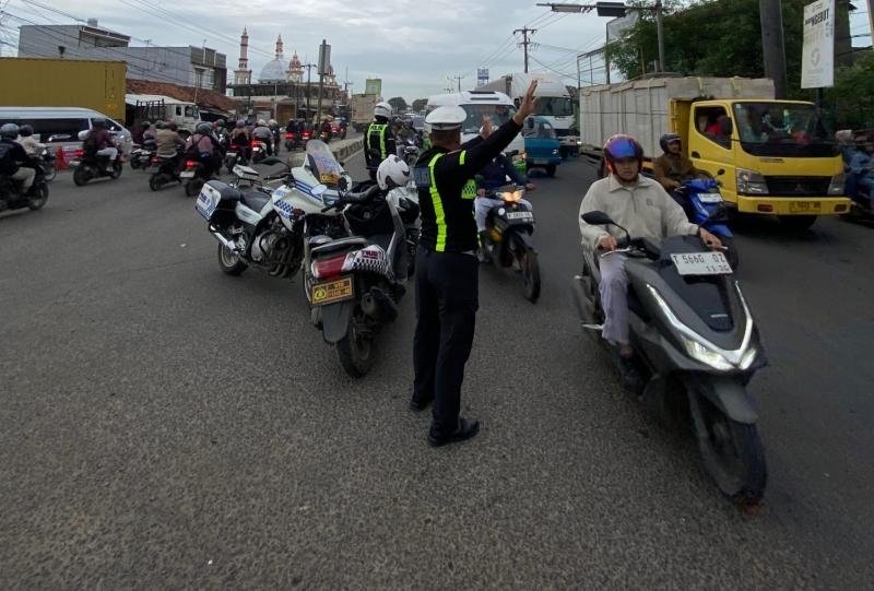 Rayakan HUT Bhayangkara ke-80, Satlantas Polres Karawang Konsisten Laksanakan Pengaturan Arus Lalu Lintas