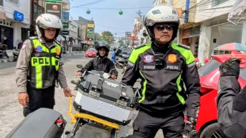 Satlantas Polresta Karawang Sigap Bantu Pengendara yang Alami Motor Mogok, Derek Motor ke SPBU Terdekat