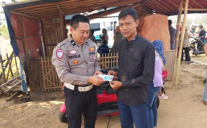 Satlantas Polresta Karawang Hadirkan Kemudahan Bagi Warga yang Ingin Bayar Pajak Kendaraan Melalui Gerai Samsat Keliling