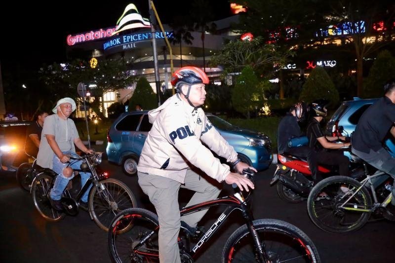 Menyapa Warga Lewat Kayuhan Sepeda, Kapolda NTB Dorong Penguatan Siskamling di Mataram