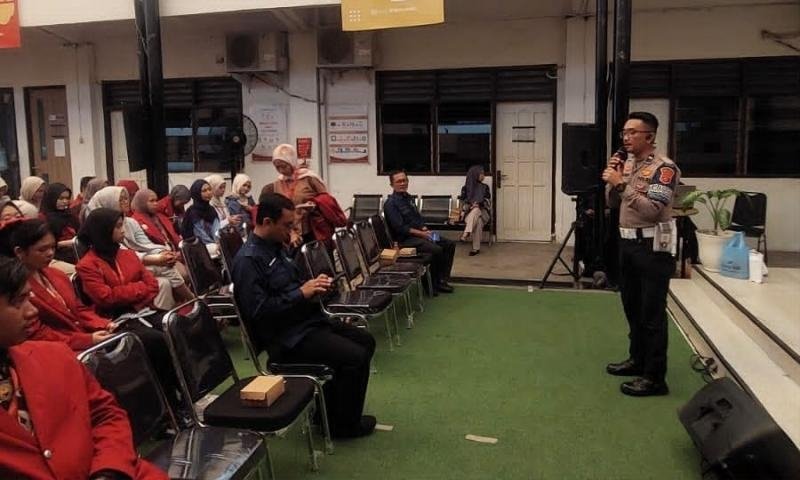 Polantas Karib Goes To Campus, Satlantas Polresta Karawang Edukasi Mahasiswa soal Keselamatan Berlalu Lintas