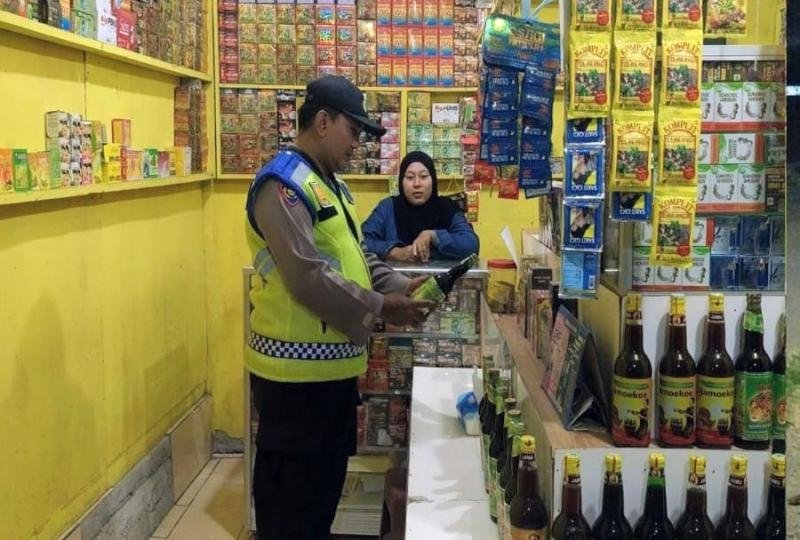 Upaya Rutin Prekat Polsek Banyusari Gelar Razia Miras Demi Ciptakan Situasi Kamtibmas Kondusif