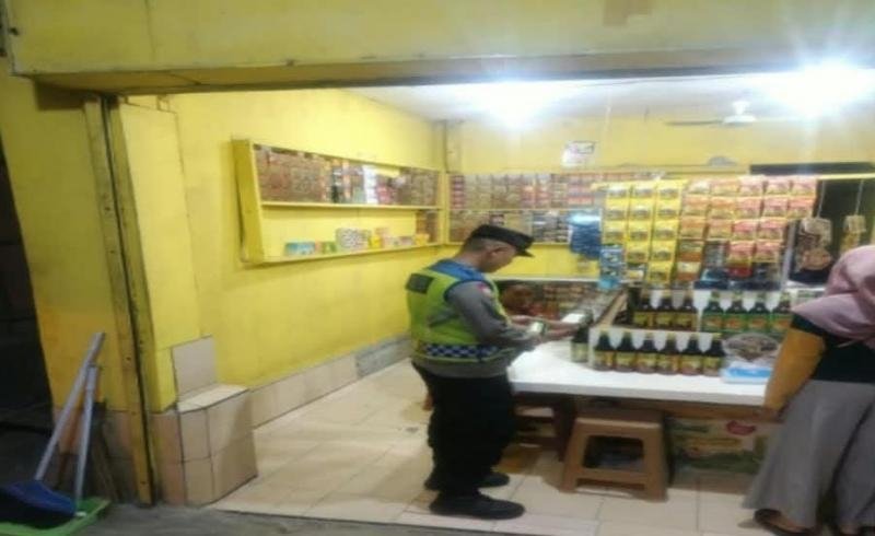 Anggota Prekat Polsek Banyusari Gelar Razia Miras Demi Ciptakan Situasi Kamtibmas Kondusif di Wilayah Binaan