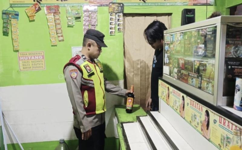 Polsek Tegalwaru Tegas Awasi Peredaran Miras Gelar Operasi dan Sidak Sambangi Kios Jamu di Desa Cintawargi