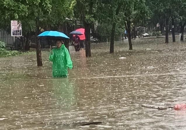 Hujan Tak Henti, Ribuan Keluarga di Bekasi Bertahan di Tengah Kepungan Banjir