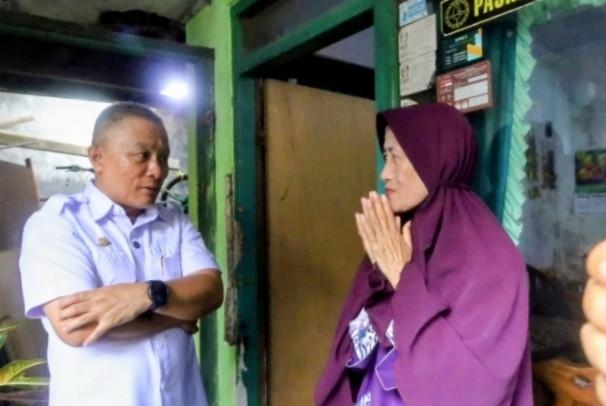 Bupati Kuningan Sambangi Ibu Ida, Pastikan Rumah Ambruk Segera Ditangani
