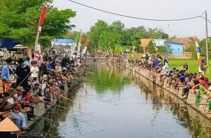 Mancing Lele Gratis Semarakkan HUT Karawang ke-393, Warga Tumpah Ruah Nikmati Kebersamaan