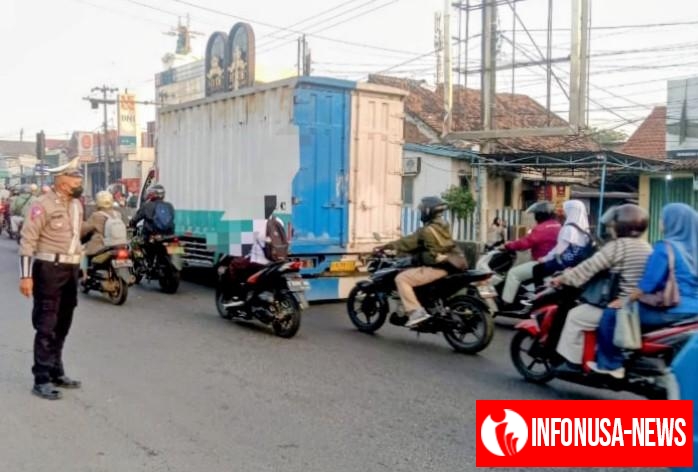 Polsek Klari Hadir Di Tengah Masyarakat, Melakukan Kegiatan Pengaturan Arus Lalin