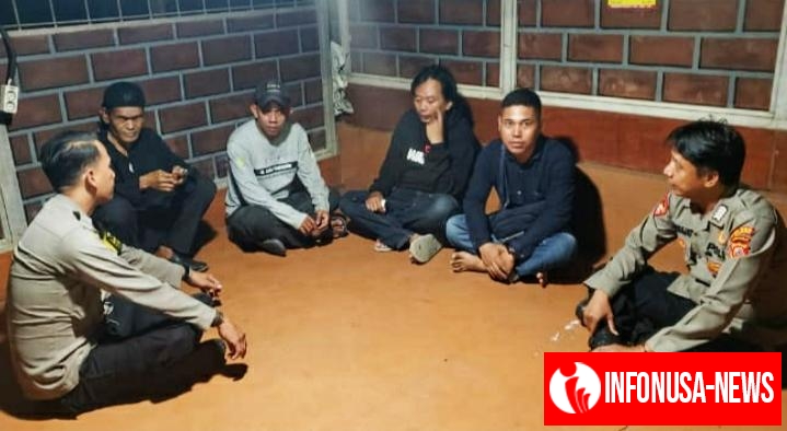 Anggota Polsek Rengasdengklok Giat Patroli Malam, Sekaligus Ngawangkong Bareng Bersama Warga