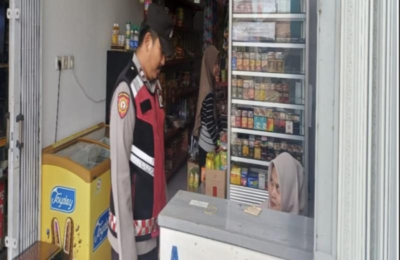 Personil Polsek Tegalwaru Giat Patroli Siang Sambang Bank BRI Loji Ajak Warga Waspada