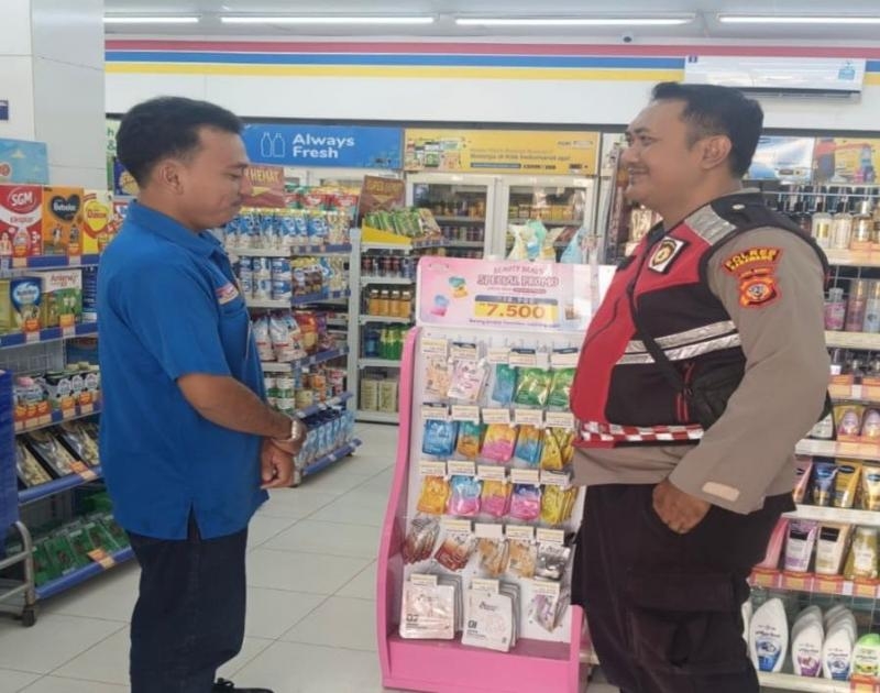 Aipda Abdul Rahman Kembali Lakasanakan.Giat Patroli Perekat Supermarket Indomaret Gempol Guna Antisipasi Kejahatan