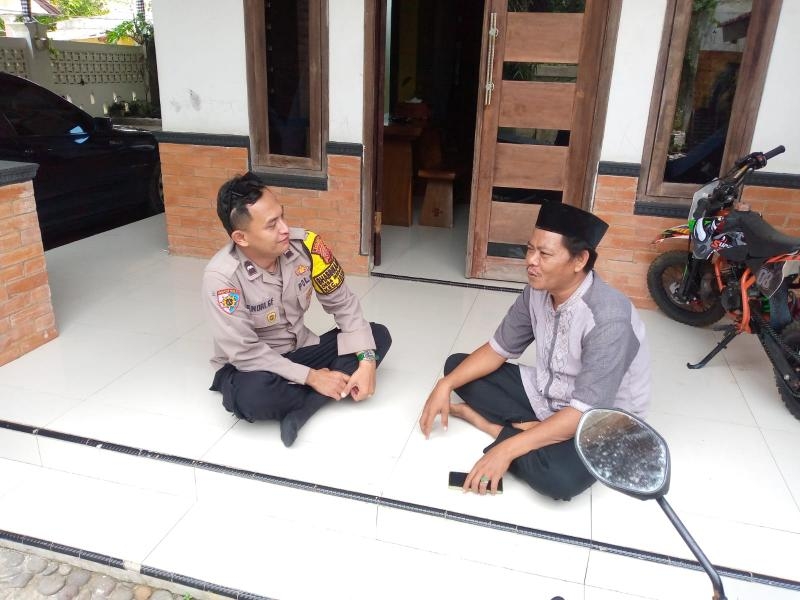 Bhabinkamtibmas Polsek Rengasdengklok, Laksanakan Sambang Dengan Tokoh Agama Desa Binaan