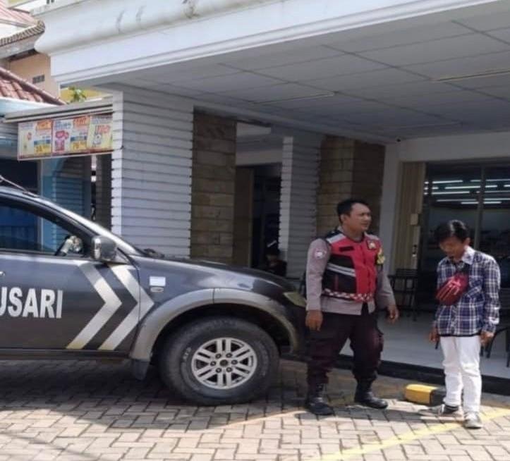 Upaya Anggota Polsek Banyusari Hadir ditengah Masyarakat saat menjalankan Ibadah Puasa