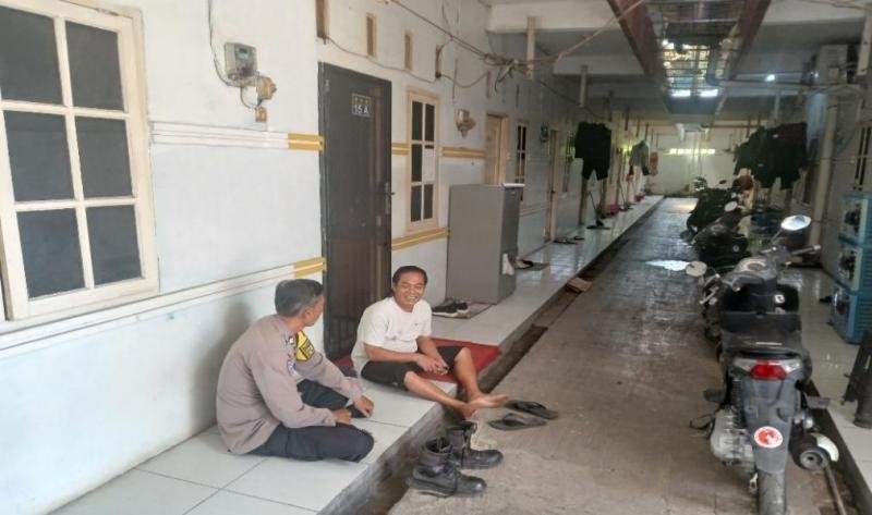 Bhabinkamtibmas Polsek Telukjambe Timur Ajak Pengawas Kontrakan untuk Bersama-sama Jaga Kamtibmas