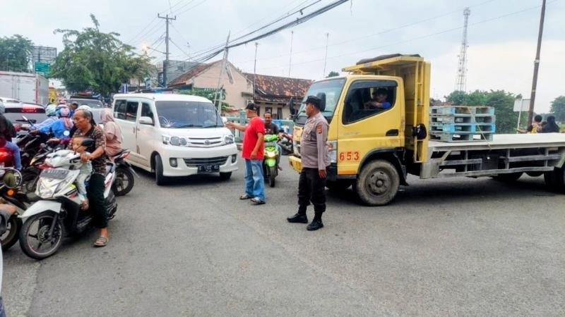 Personil Polsek Telagasari Laksanakan Gatur Pagi di Perempatan Jalan Syekh Quro Telagasari
