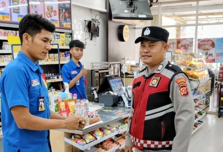 Getol Lakukan Giat Patroli Perekat Supermarket Indomaret Gempol Guna Antisipasi Kejahatan